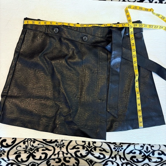 nwt Modern Citizen Tanner Black Faux Leather A-Line Wrap Mini Skirt Size 1X - Picture 9 of 17